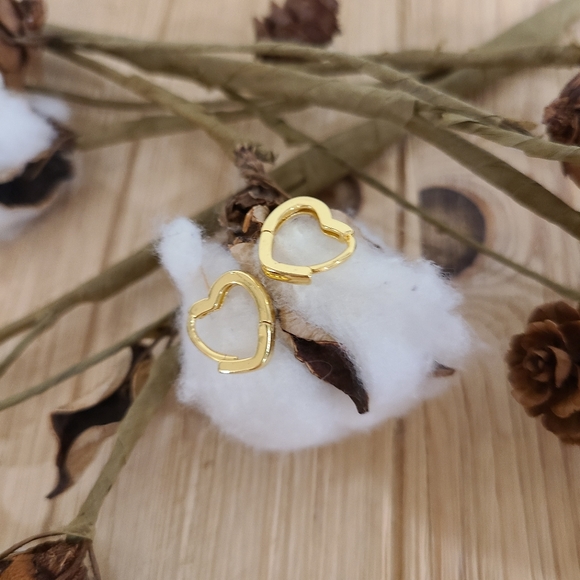 💛💛NEW💛💛SO CUTE!! Heart Huggie Hoop Earrings in GOLD Plating 💛💛 - Picture 6 of 16